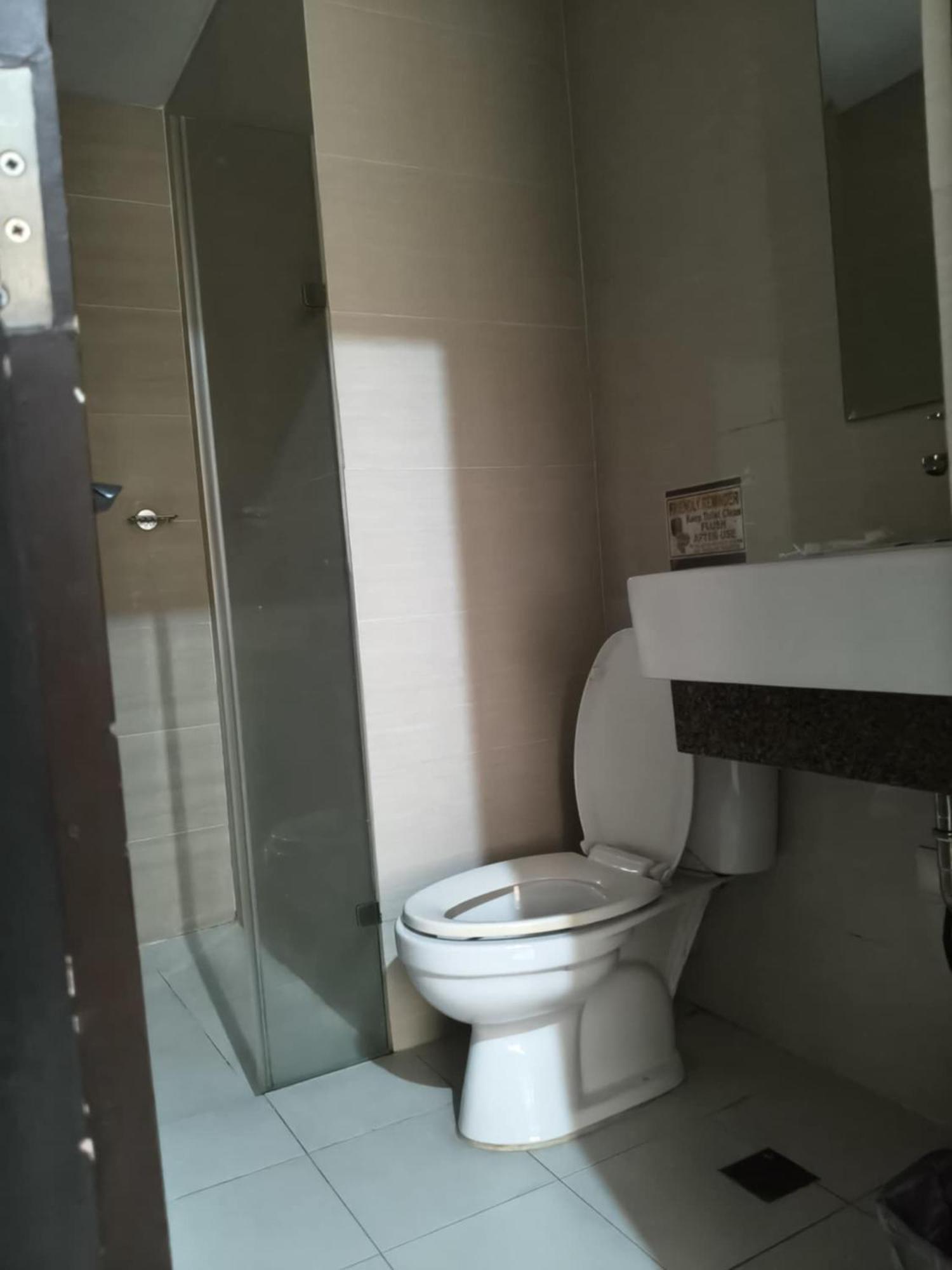 Henry'S Newport Condotel Pasay Dış mekan fotoğraf